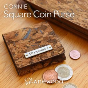 手のひらやポケットにも収まるコンパクトなコインケース「CONNIE Square Coin Purse」