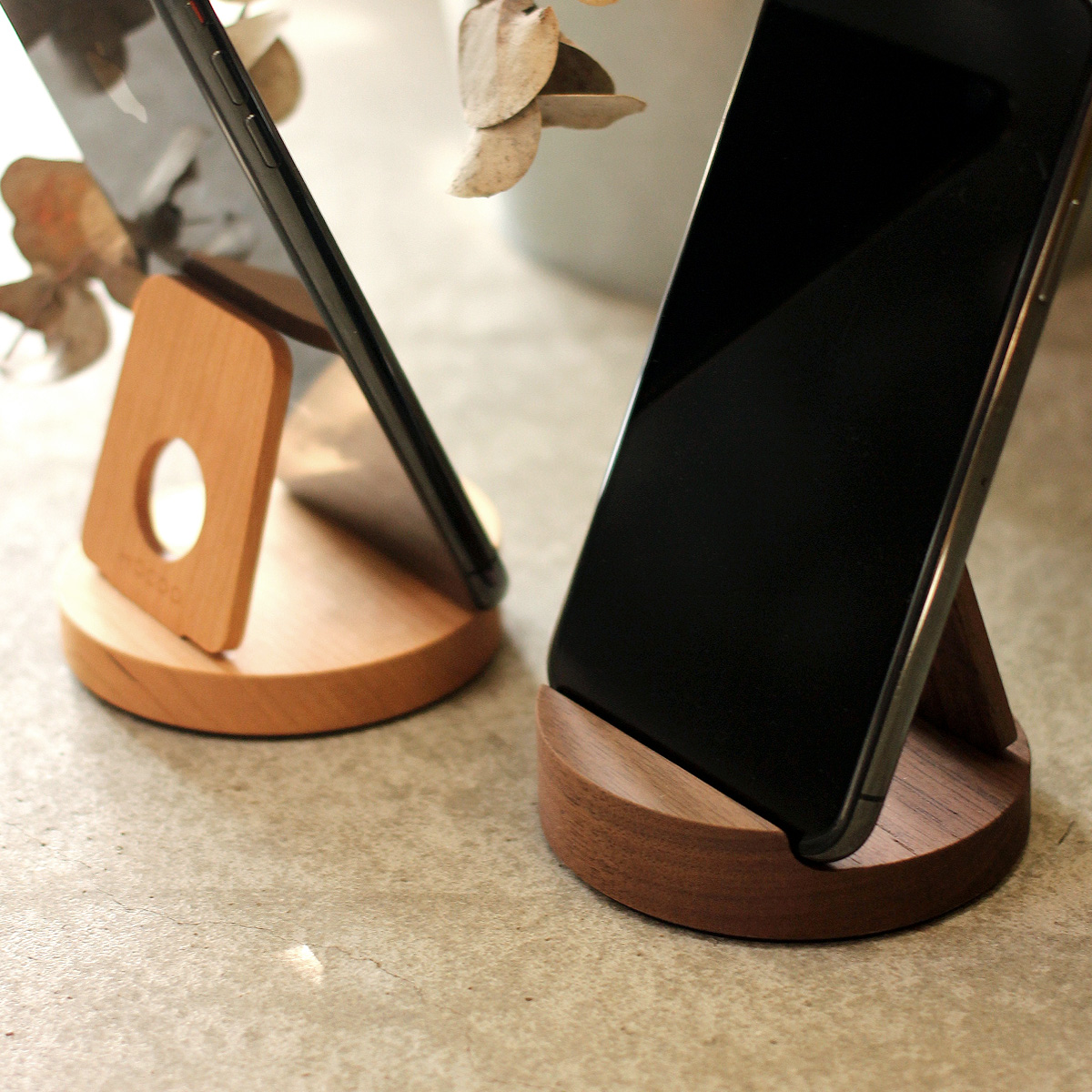 新生活でも使える！木製スマホスタンド