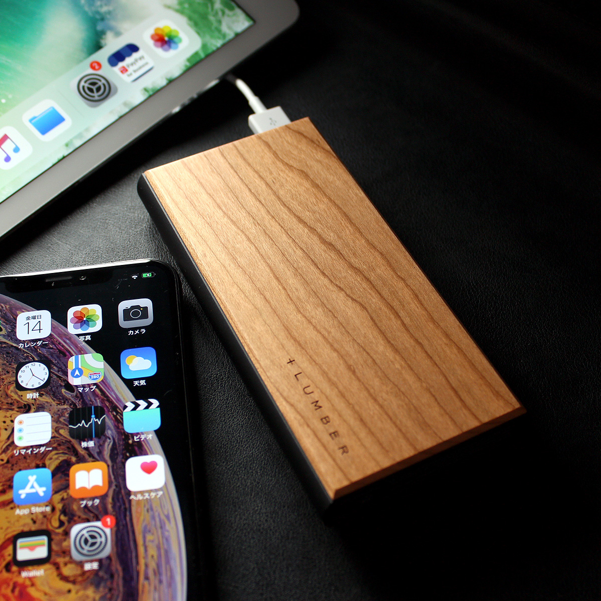 忙しくなる先輩に！木製の大容量モバイルバッテリー