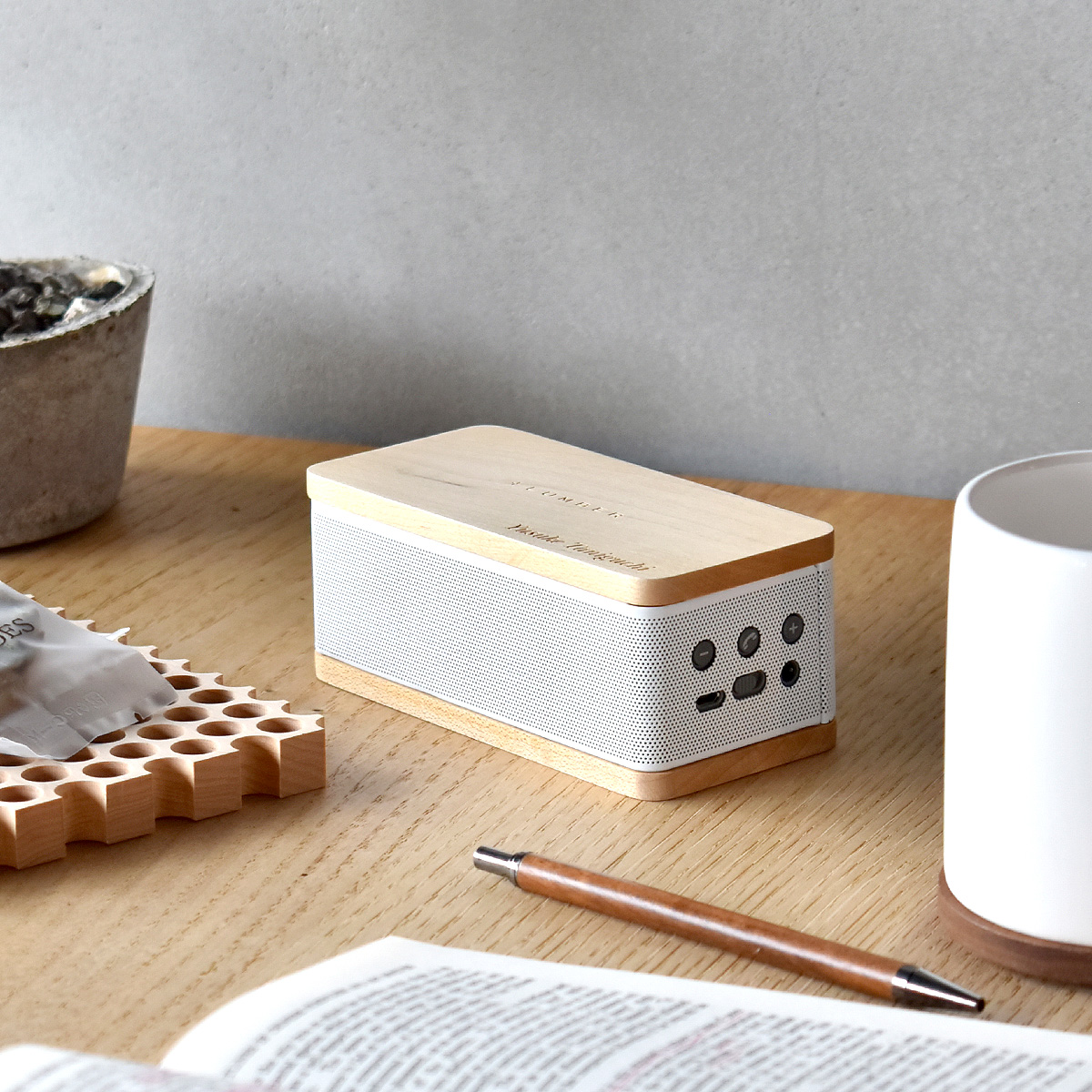 新居のインテリアのアクセントに！木製モバイルスピーカー
