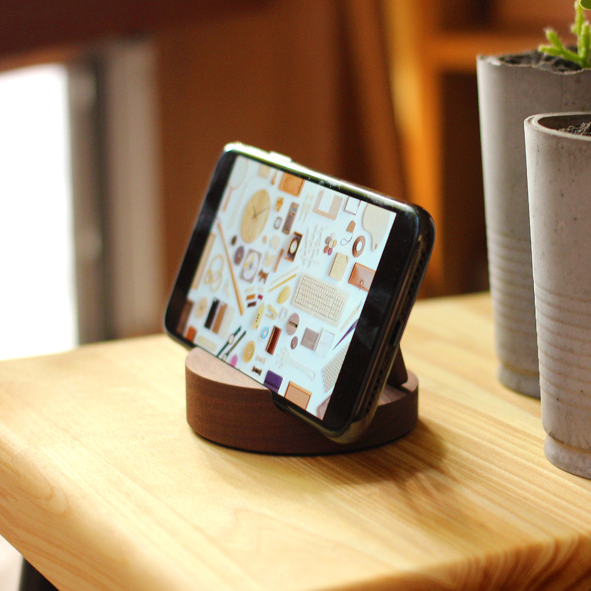 さまざまなスマートフォンに対応した木製スマートフォンスタンド