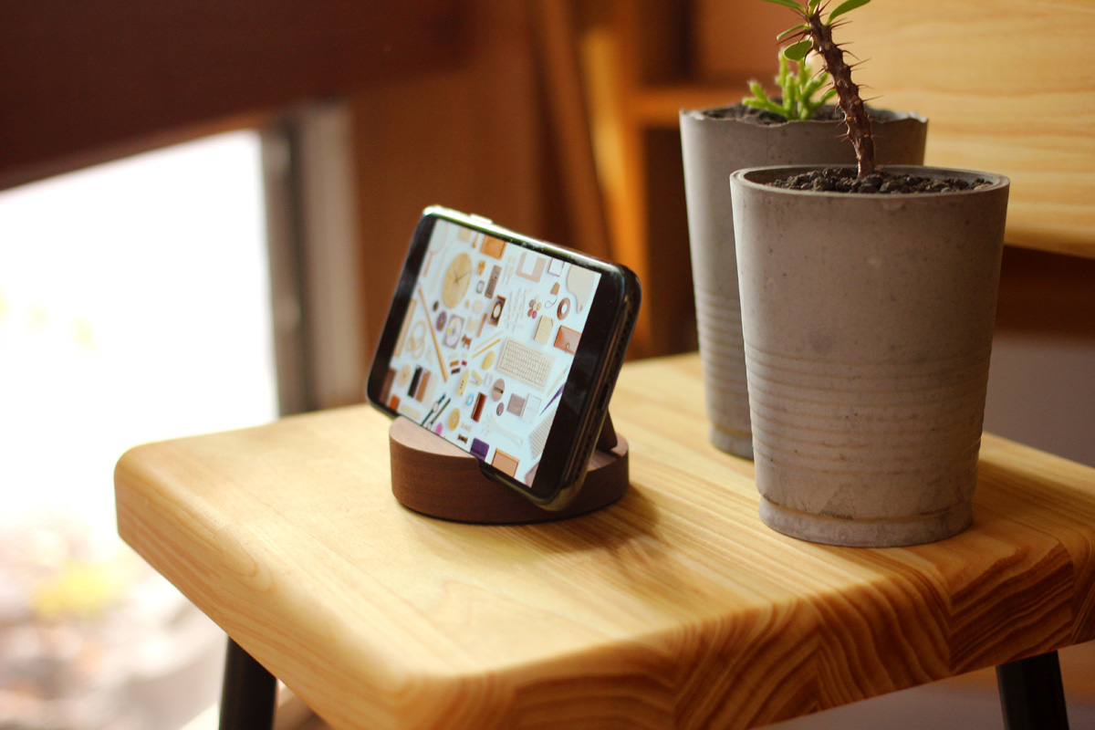汎用性高い木製スマートフォンスタンド