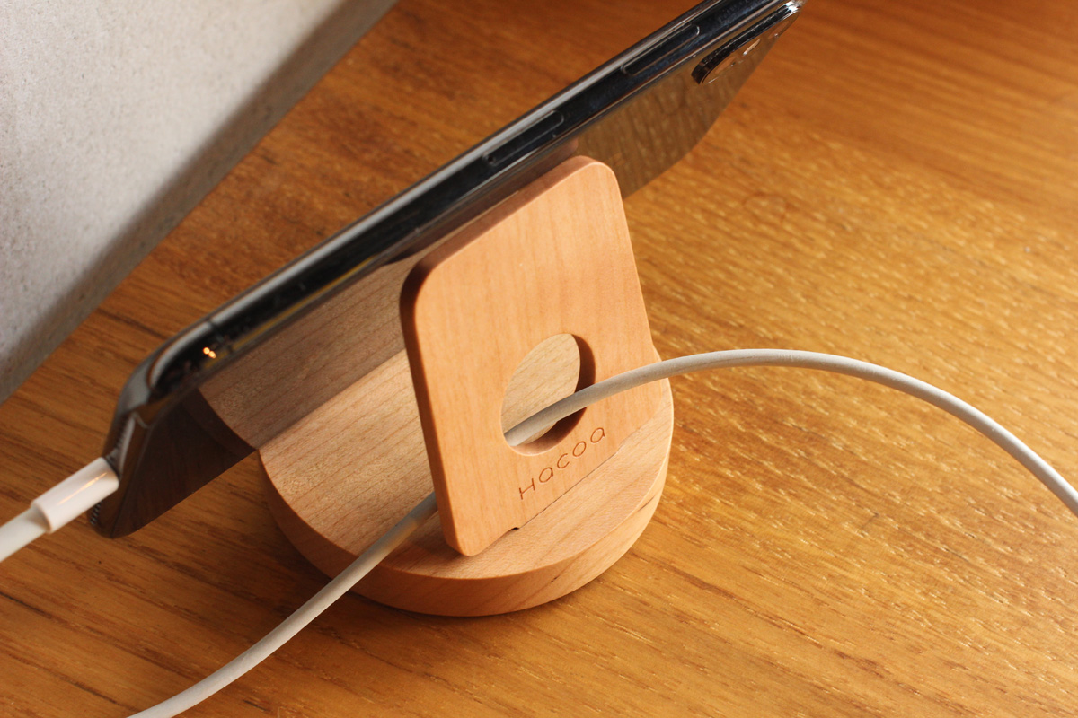 汎用性高い木製スマートフォンスタンド