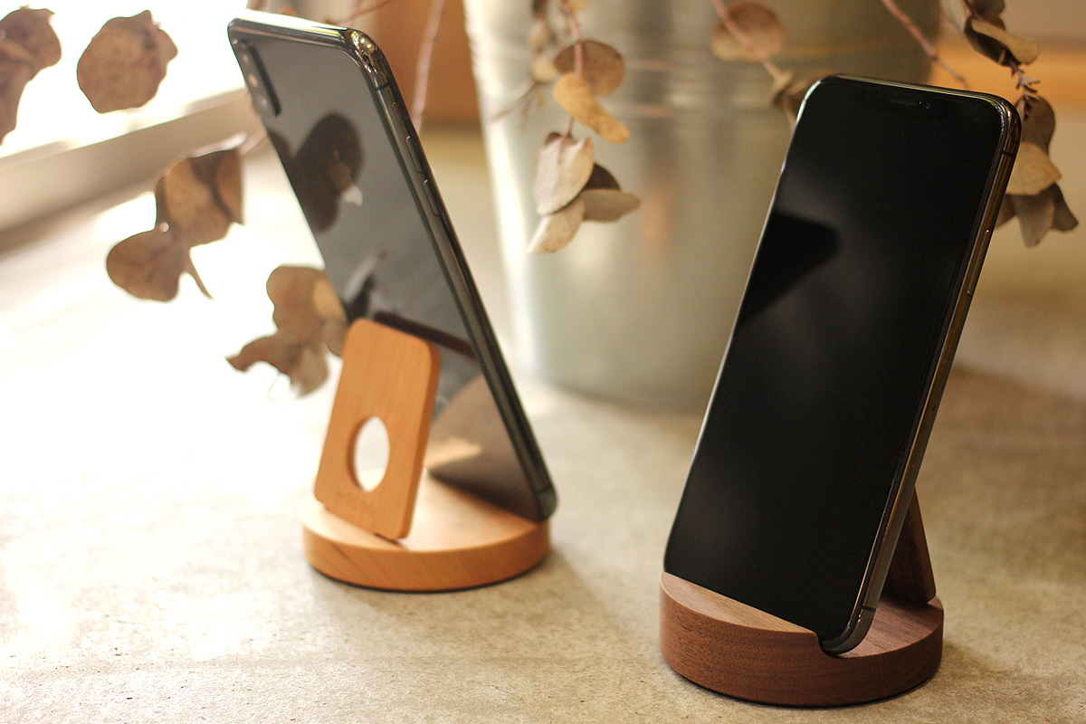 汎用性高い木製スマートフォンスタンド