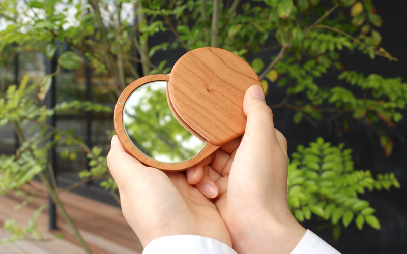 おしゃれでかわいいコンパクトなスライドミラー