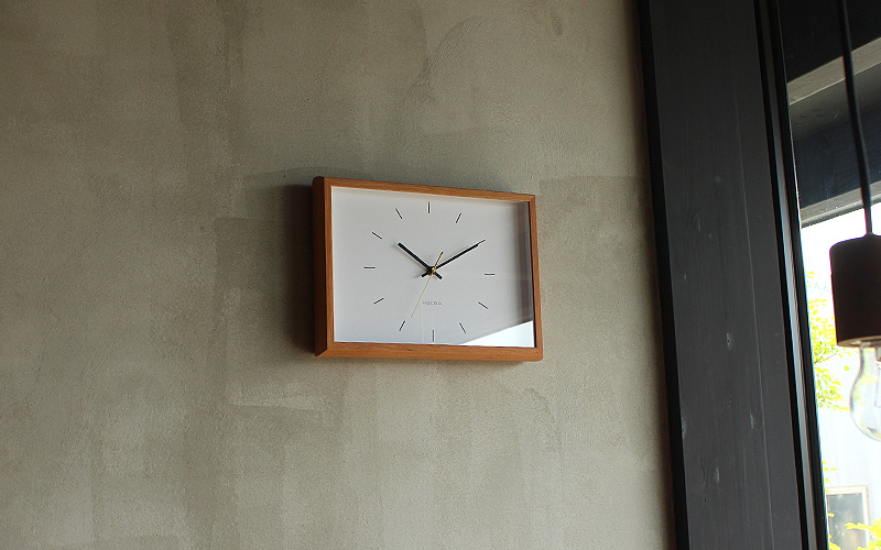 天然木の風合いを楽しめるおしゃれでシンプルな時計「Frame Clock」