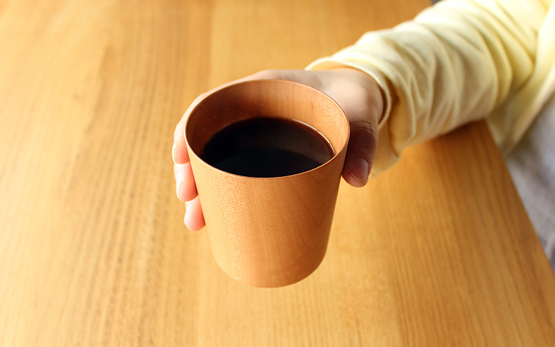 天然の木から削り出して仕上げた、薄さ約2mmの木製コップ