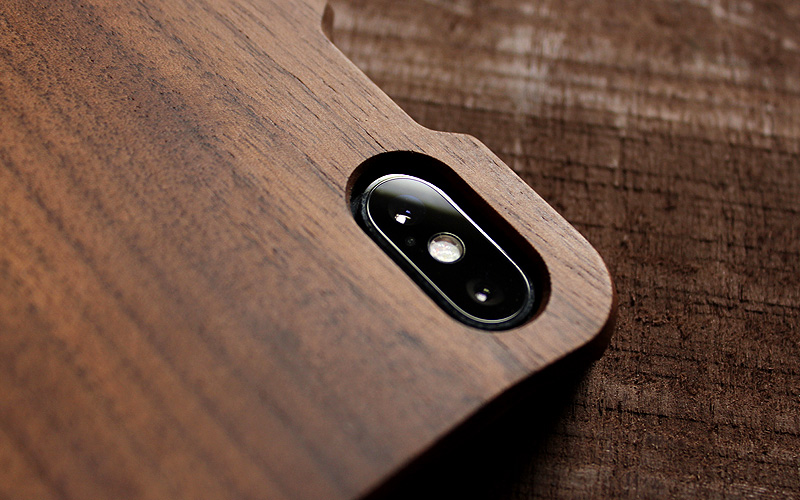 手作り感を活かした無垢のiPhone XS/X用木製アイフォンケース