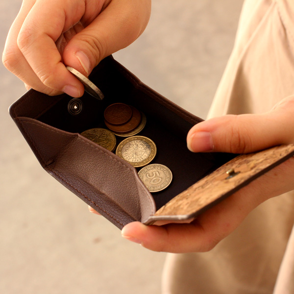 コンパクトなコインケース・小銭入れ「CONNIE Square Coin Purse」