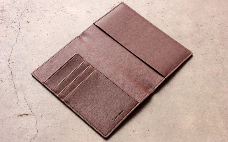 取り出しやすく、シンプルな使い心地のパスポートホルダー 「CONNIE Plain Passport Holder」