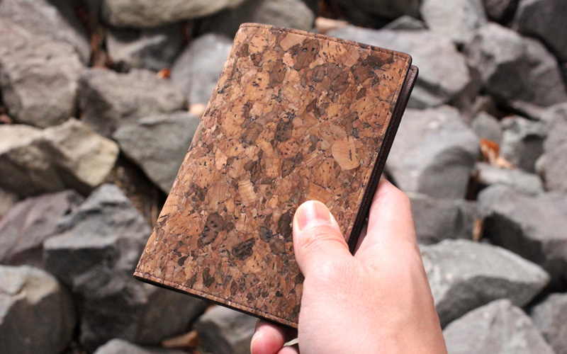 取り出しやすく、シンプルな使い心地のパスポートホルダー 「CONNIE Plain Passport Holder」