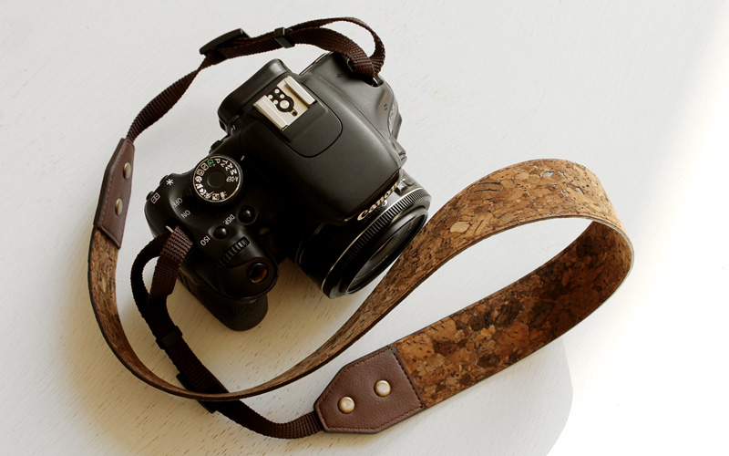 コルクレザーのカメラストラップ「CONNIE Neck Camera Strap」