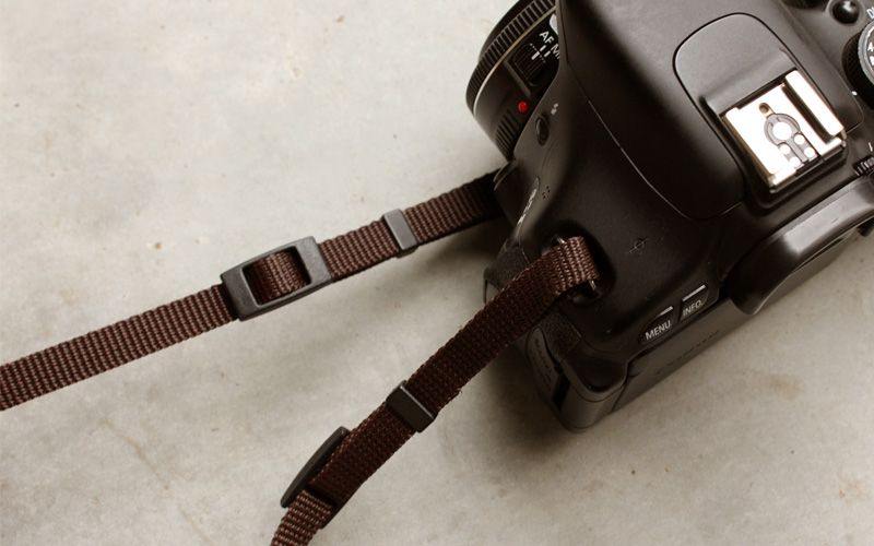 コルクレザーのカメラストラップ「CONNIE Neck Camera Strap」