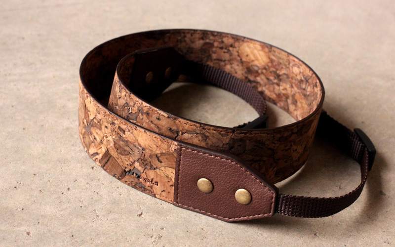 コルクレザーのカメラストラップ「CONNIE Neck Camera Strap」