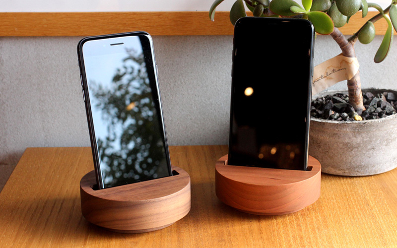 木塊を削り出した、シンプルな無電源スピーカースタンド「Wooden Speaker Drum」にチェリーが追加。