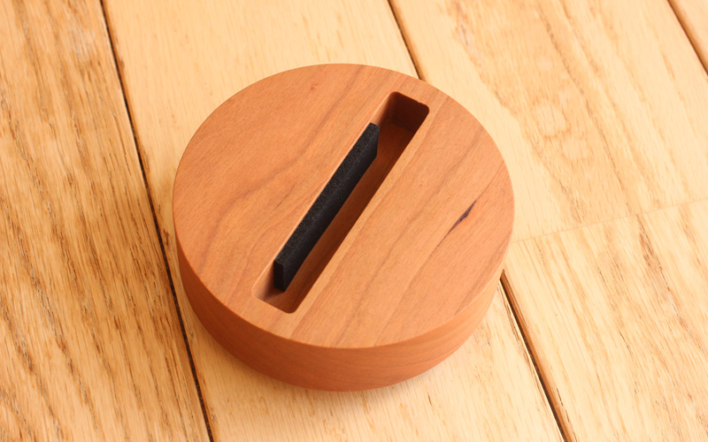 木塊を削り出した、シンプルな無電源スピーカースタンド「Wooden Speaker Drum」にチェリーが追加。