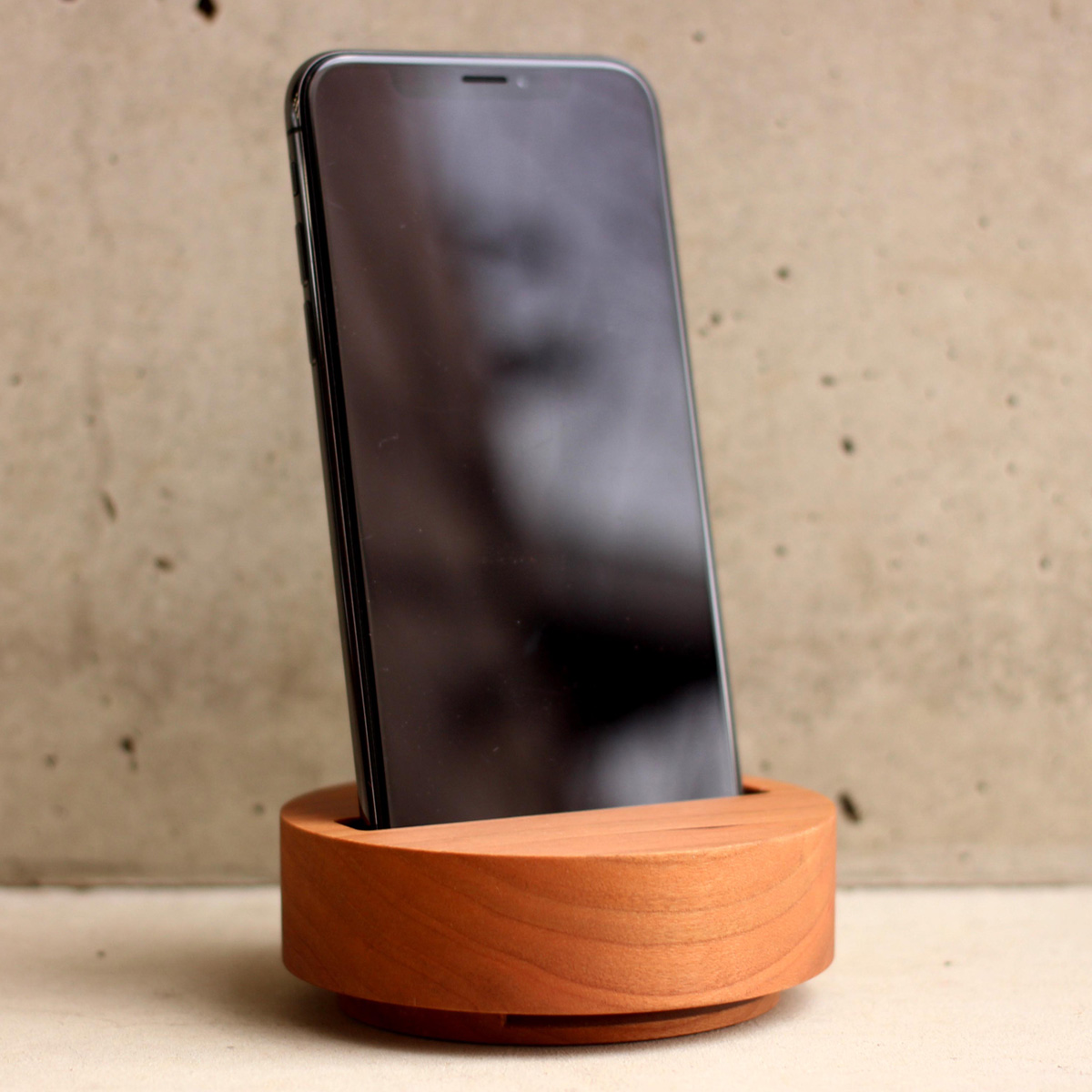 木塊を削り出した、シンプルな無電源スピーカースタンド「Wooden Speaker Drum」にチェリーが追加。