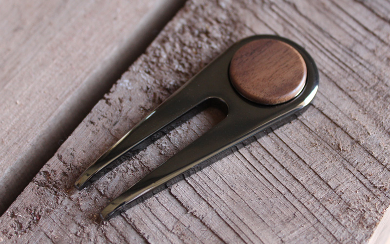 ゴルファーの必需品、木製グリーンフォーク「Golf Green Fork」