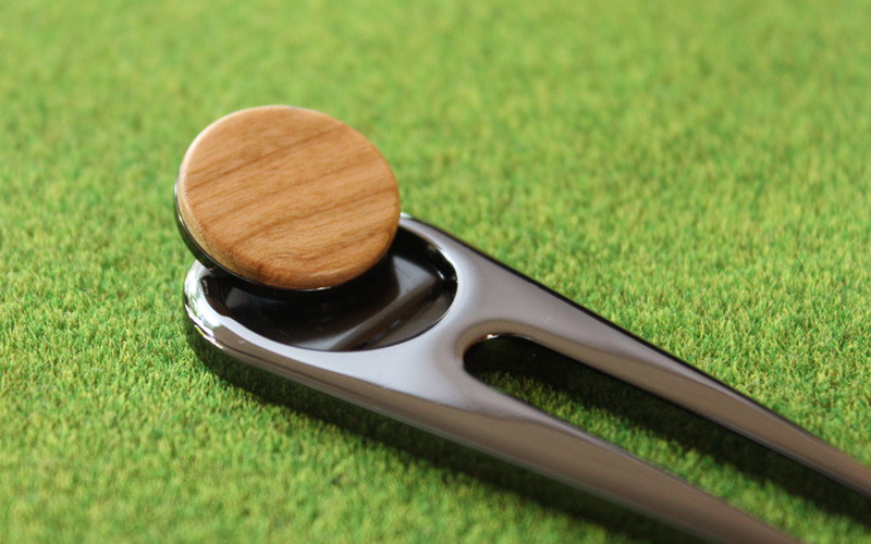 ゴルファーの必需品、木製グリーンフォーク「Golf Green Fork」