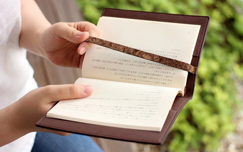 コルクレザーを活用した文庫本サイズのブックカバー「CONNIE Book Cover」