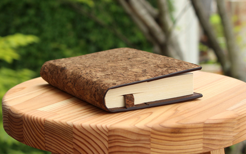 コルクレザーを活用した文庫本サイズのブックカバー「CONNIE Book Cover」