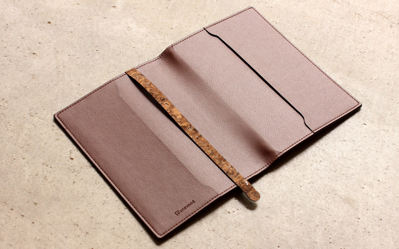 コルクレザーを活用した文庫本サイズのブックカバー「CONNIE Book Cover」