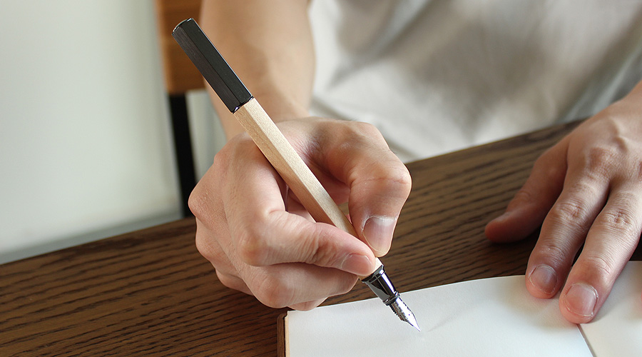 キャップを後着しても筆記時のバランスが良いよう重心設計されています。