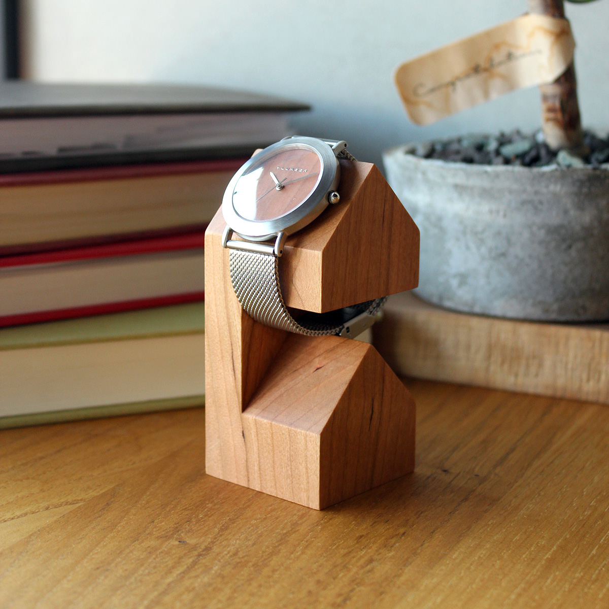 家の形のかわいい木製ウォッチスタンド「WatchStand House」