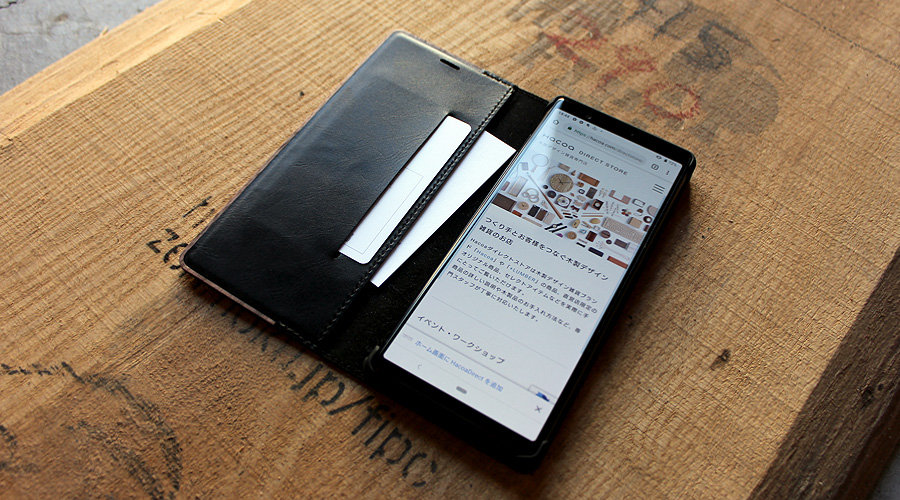 こちらのXperia5ケースにはカードが入れられる収納ポケットをご用意。