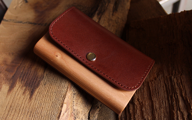 ビジネスを印象的に演出する木と革の名刺ケース「Flap Card Case」