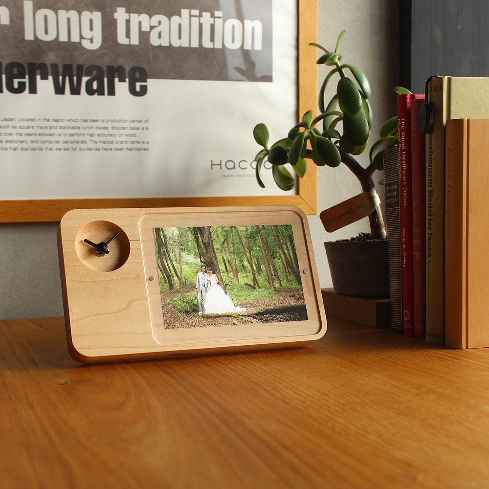 名前や日付を名入れ刻印、フォトフレーム時計「PhotoStand Clock」