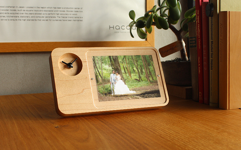 名前や日付を名入れ刻印、フォトフレーム時計「PhotoStand Clock」