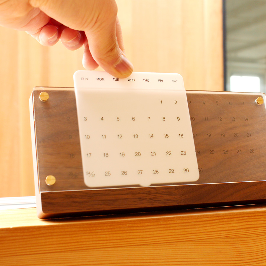 お客様のご愛用品-木製万年カレンダー「DeskCalendarEternal」