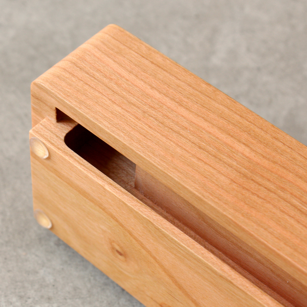 【スマートフォン専用】重厚感あふれるシンプルな木製スピーカースタンド「Wooden Speaker Brick」-チェリー