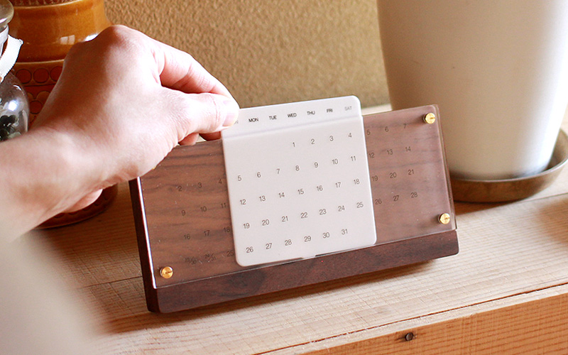 木の経年変化を楽しむ卓上万年カレンダー「Desk Calendar Eternal」