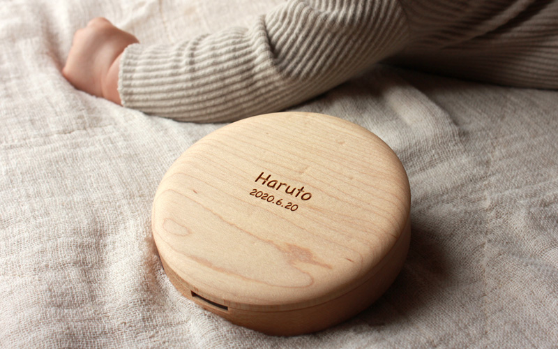 出産祝い・入学祝い・誕生日ギフトに、名入れができる木製乳歯ケース「Baby Teeth Box」