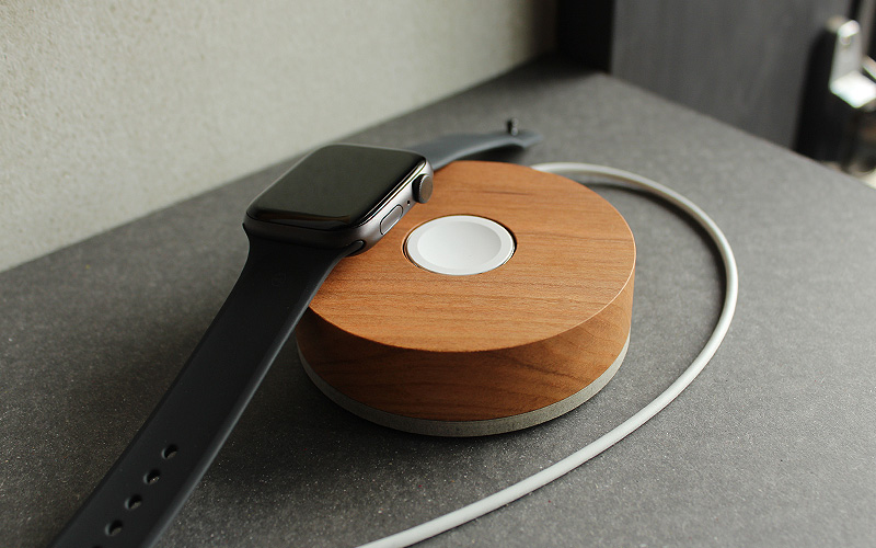 バンドタイプのアップルウォッチにおすすめしたい高級木材を削り出して作った木製スタンド。