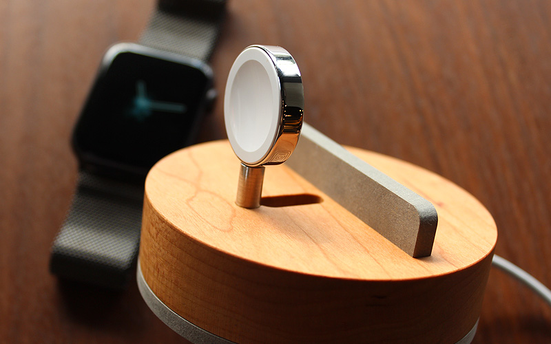 ご愛用のApple Watchの見た目を損なわない、おしゃれで美しいデザインの専用木製クレードル。