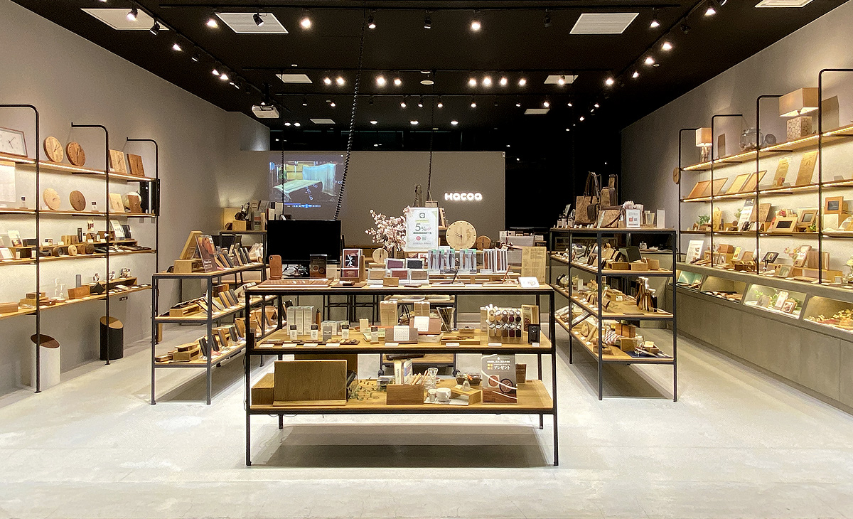 東急プラザ銀座、木製デザイン雑貨店