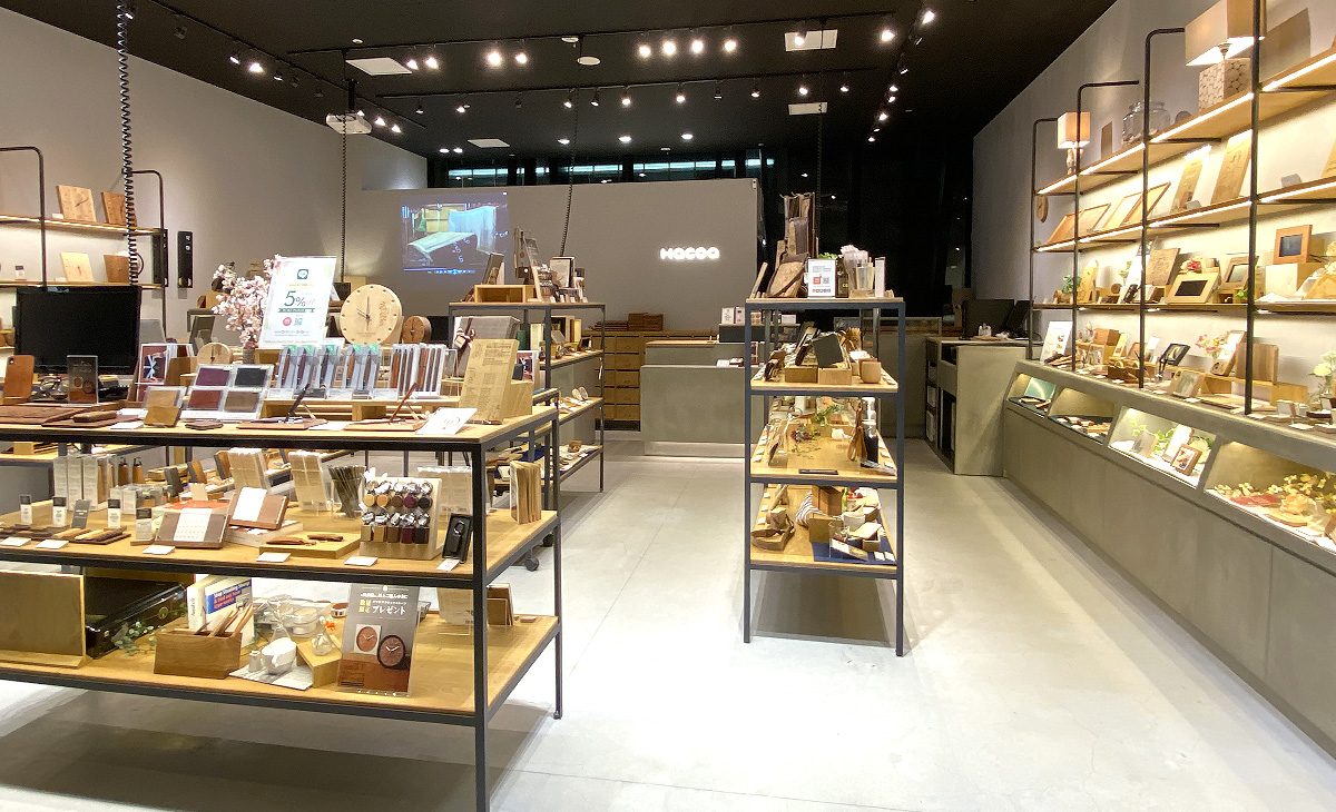 東急プラザ銀座、木製デザイン雑貨店