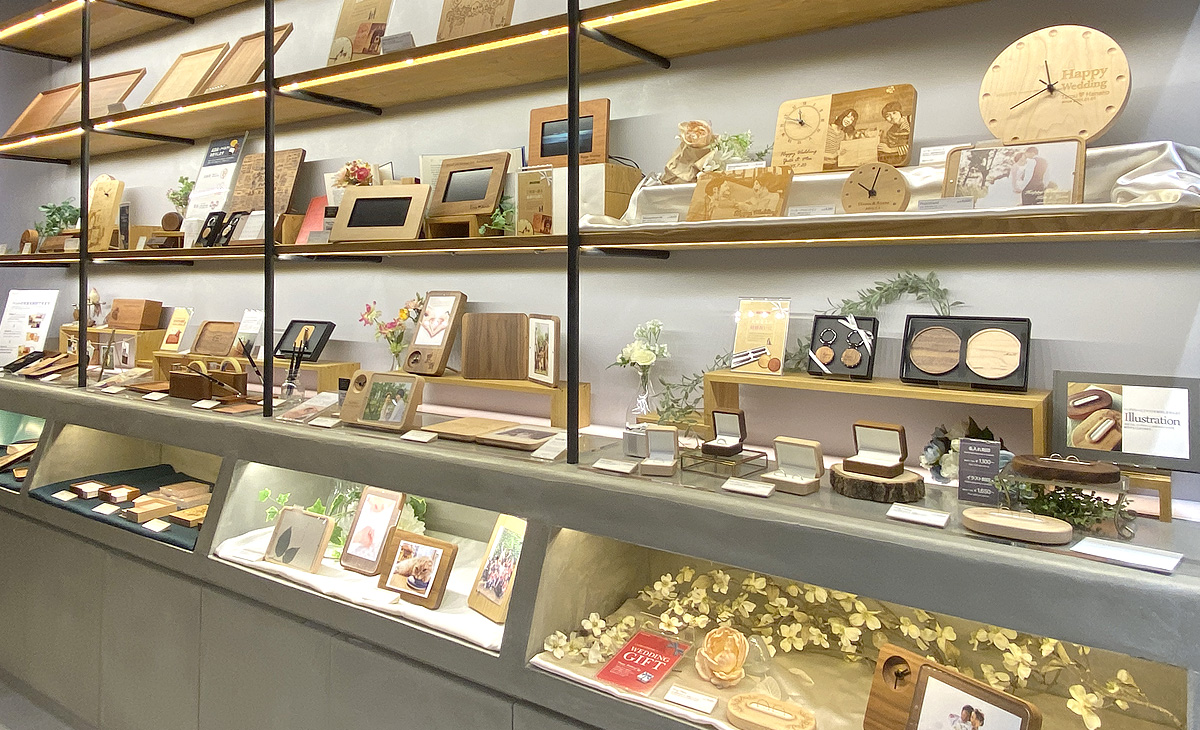 東急プラザ銀座、木製デザイン雑貨店