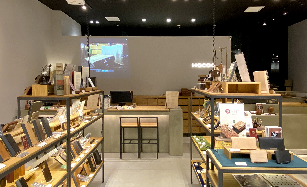 東急プラザ銀座、木製デザイン雑貨店
