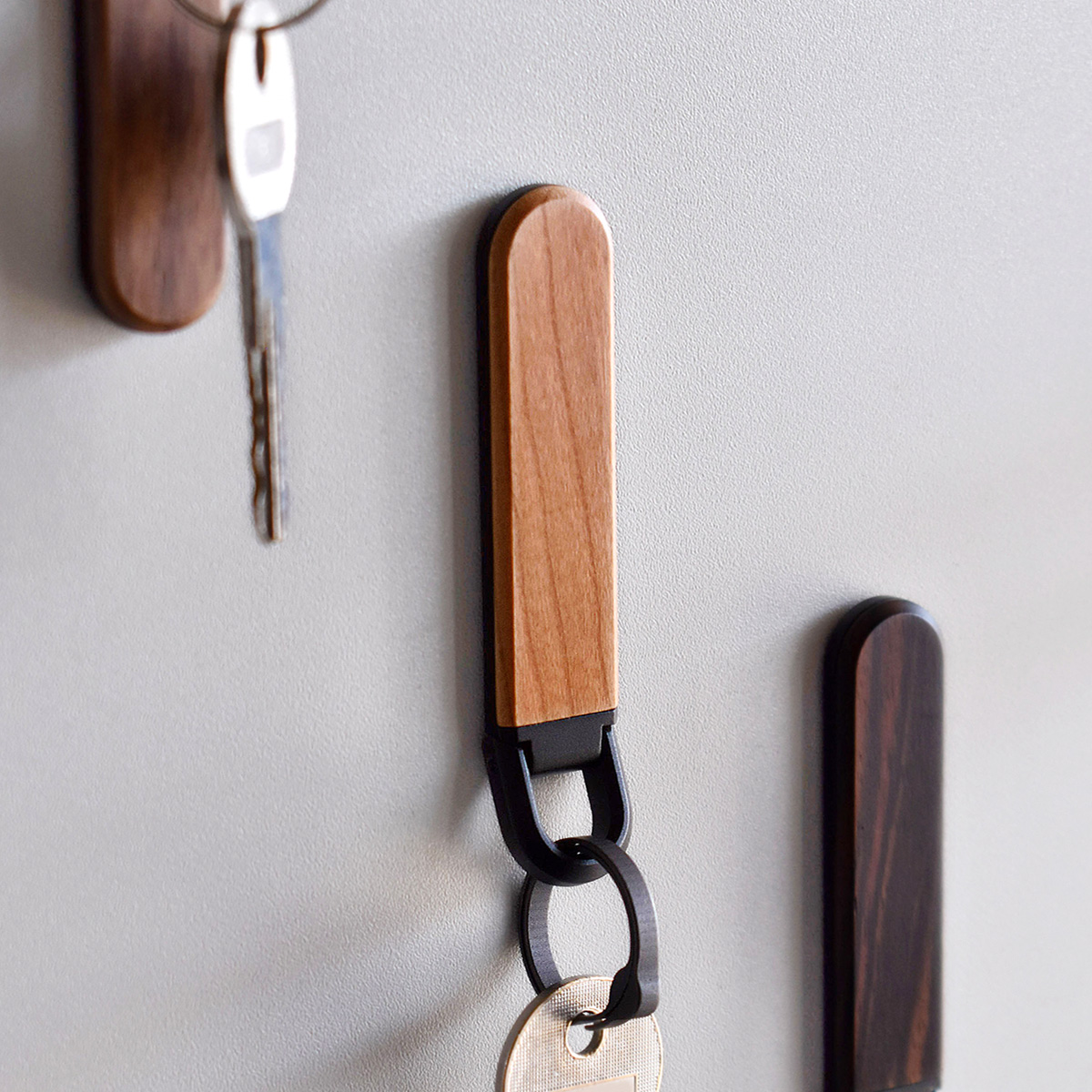 「KEYHOLDER MAG」鍵の居場所を作るマグネット付き木製キーホルダー/北欧風/名入れ可能