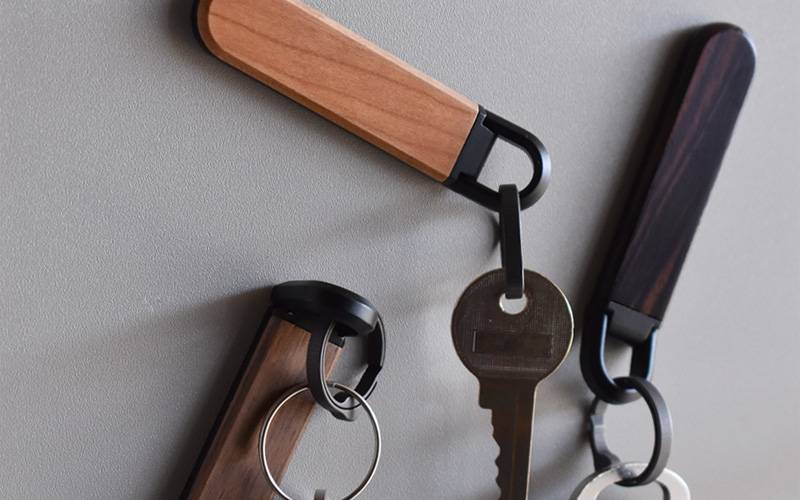 「KEYHOLDER MAG」鍵の居場所を作るマグネット付き木製キーホルダー/北欧風/名入れ可能