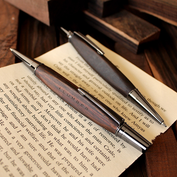 「TRIANGLE BODY BALLPOINT PEN（黒檀）」銘木をプラスした三角型ボールペン