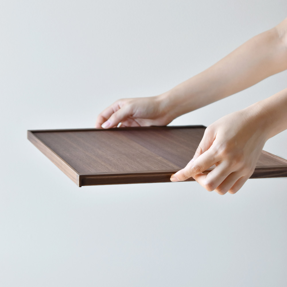 木の素材感が引き立つミニマルデザインの木製トレイ「Serving Tray」