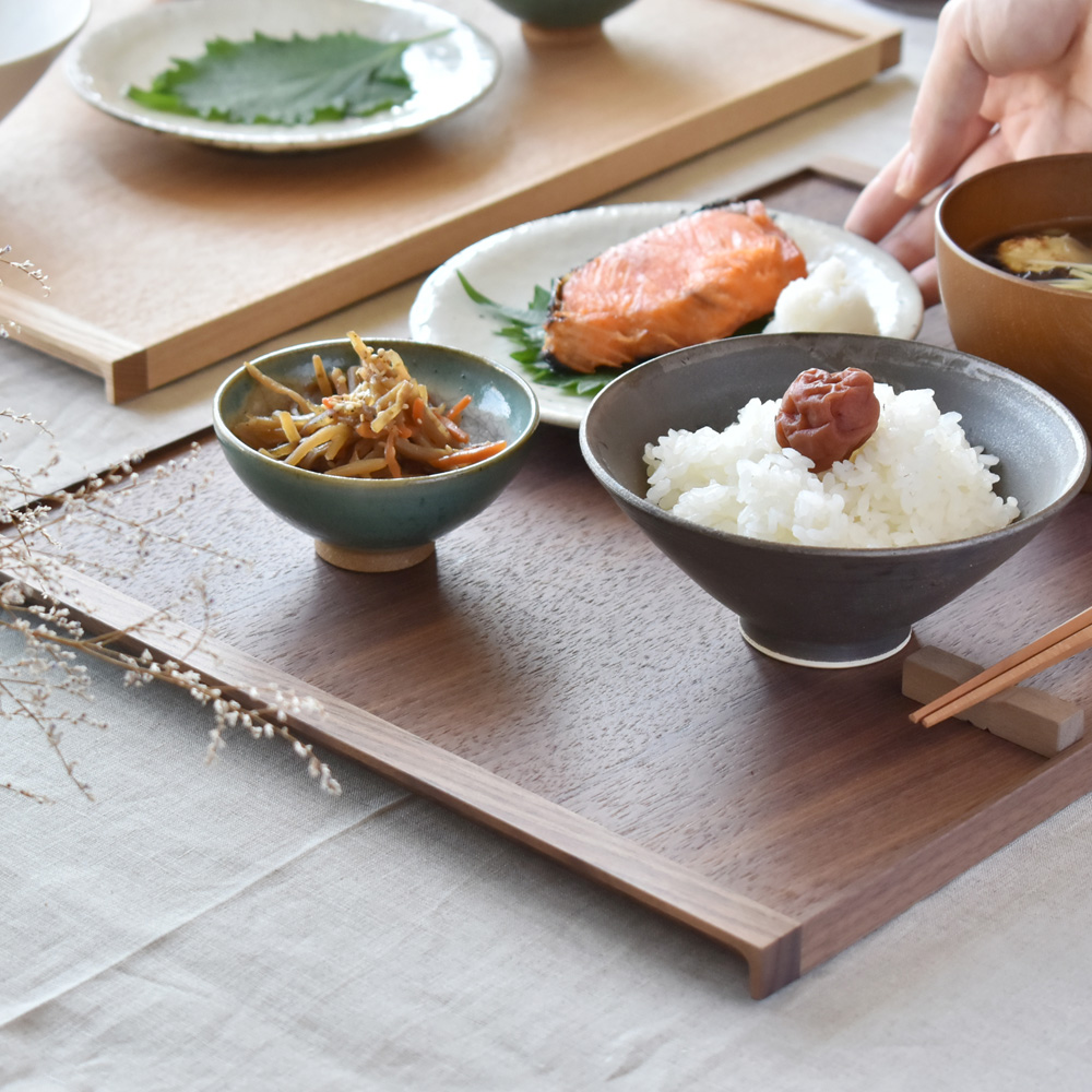 木の素材感が引き立つミニマルデザインの木製トレイ「Serving Tray」