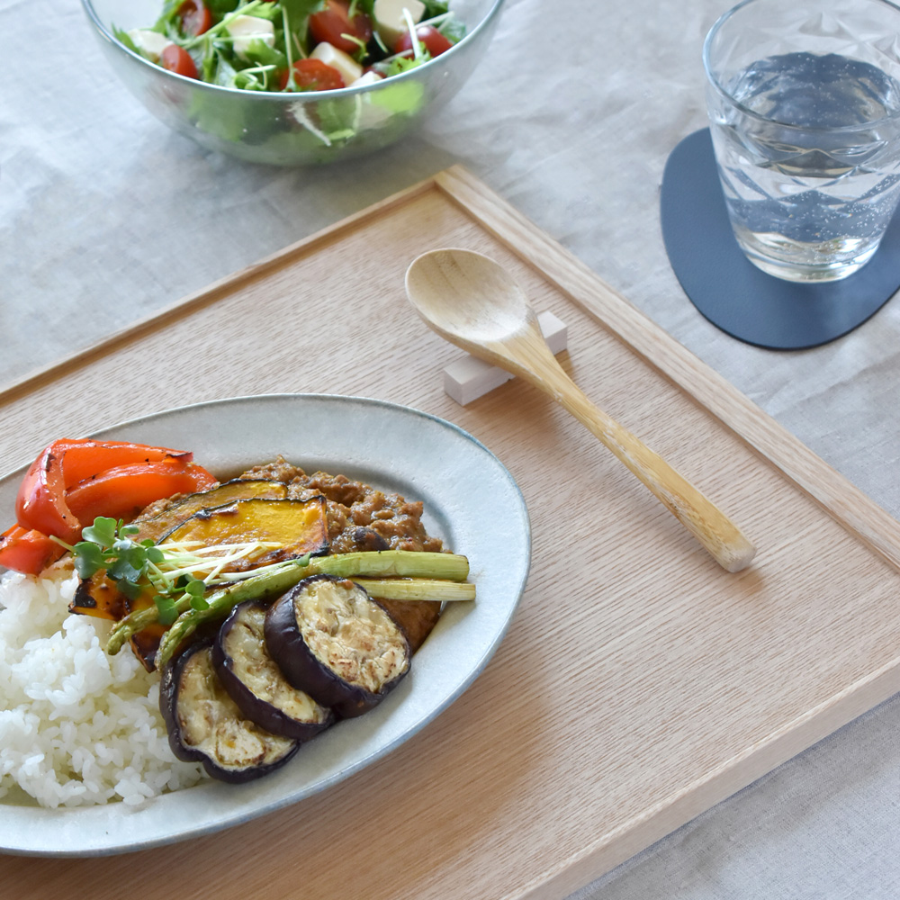 木の素材感が引き立つミニマルデザインの木製トレイ「Serving Tray」
