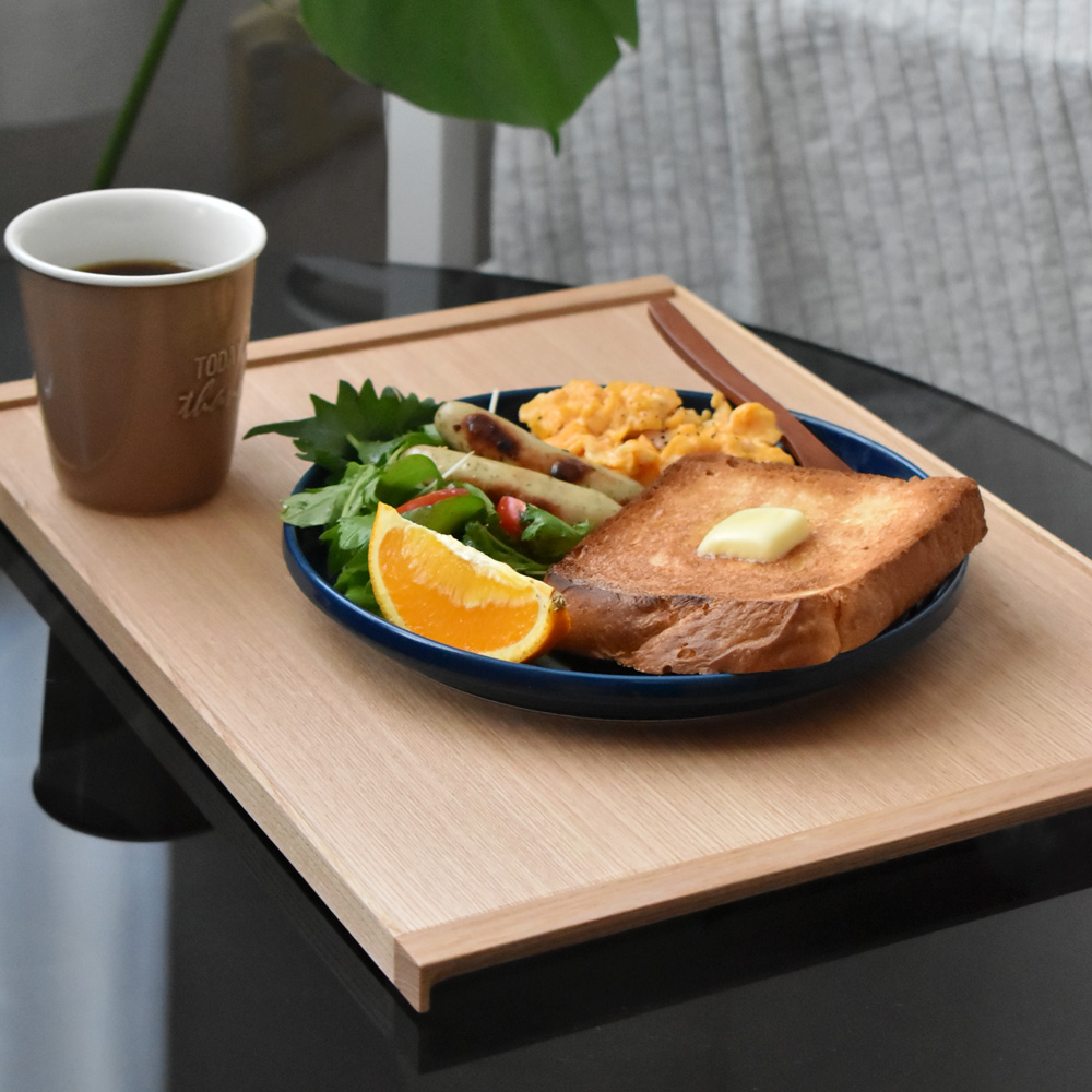 木の素材感が引き立つミニマルデザインの木製トレイ「Serving Tray」