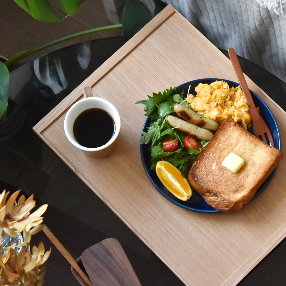 木の素材感が引き立つミニマルデザインの木製トレイ「Serving Tray」